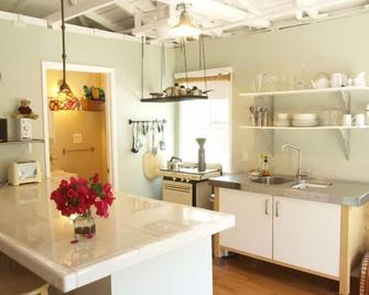 Culver City Escape with Pool, Near Disneyland Park! - Culver City - Kitchen