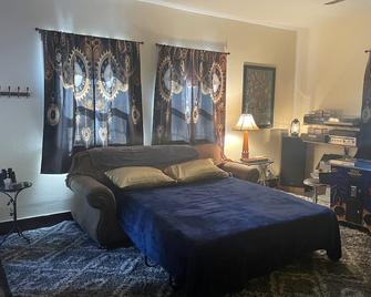 Come and Get your Love in Dunsmuir! Sleep in a Waterbed-Pet Friendly - Dunsmuir - Bedroom