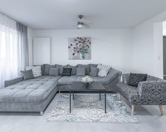 Exklusive (OG) Neubau-Ferienwohnung mit Fernsicht - Konstanz - Huiskamer