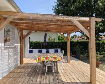 Quiet house 20min from the bassin, 25mn from the ocean, 30mn from Bordeaux, above-ground pool. - Martignas-sur-Jalle - Patio