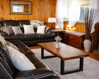 Pocono Lakefront Cabin: Lakefront 2BR w/ Kayaks + Paddleboards, Near Ski - White Haven - Вітальня