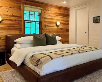 Hillside Cabin - Eureka Springs - Bedroom