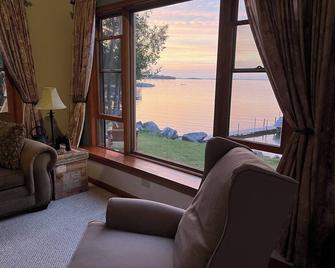Make memories! Book your vacation now! - Drummond - Living room