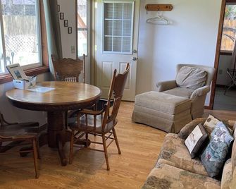 Ruth Lake Resort Motel Room # 5 - Michigamme - Comedor