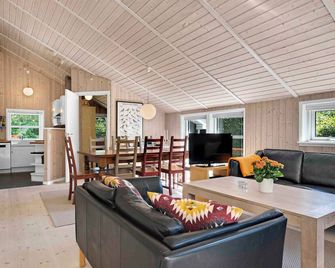 Summer House In Beautiful Nature In Brunshuse - Hårby - Sala de estar