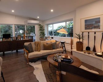 Zen Birds Nest of Topanga Boho Chic with Epic Deck - Topanga - Living room