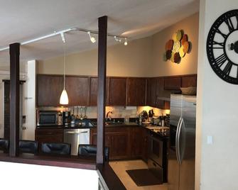Experience a Relaxing Retreat at Lookout Mountain Lodge - Golden - Kitchen