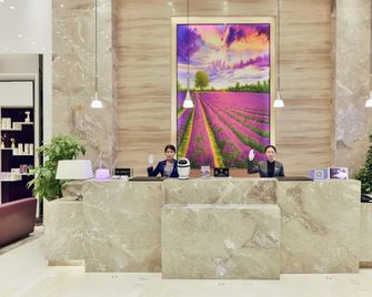 Lavande Hotel Xining Haihu New District Wanda Plaza - Xining - Front desk