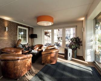 Easy-Access Home With Free Parking — With Easy Access To Walking Trails - Enschede - Huiskamer