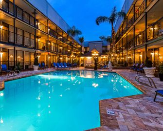 Best Western Plus Westbank - Harvey - Bazén