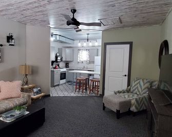 Building 108 Quaint and Cozy 1 Bedroom Apartment. Desirable Location. - Biwabik - Sala de estar
