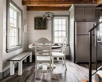 Breathe the Country Air at The Springhouse at Sunnyburn Farm - Manheim - Dining room