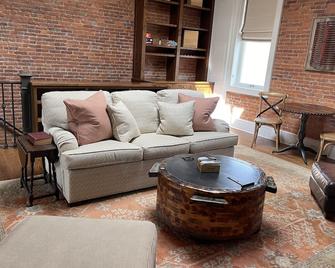 Your Main Street Studio - Chagrin Falls - Oturma odası