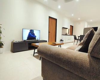 Armadale Galacity Minimalist 3 Bedrooms Entire Apartment - Kuching - Living room