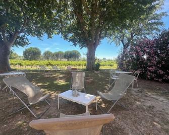 Gîte de la cave - Charmant Gîte provençal avec une chambre - Aigues-Mortes - Patio