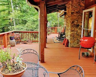 Near West Jefferson, Boone + Blue Ridge Parkway! Mountain get away w/ fireplace. - Fleetwood - Balcony