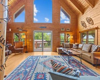 Three Peaks Retreat: Pool, Hot Tub & Fireplace - Hyde Park - Living room
