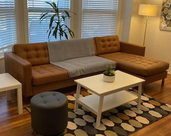 Cheerful 4 bedrooms residential house. - Bridgeport - Living room