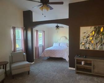 Beautiful 4 bedroom home with sunset view. - Salida - Bedroom
