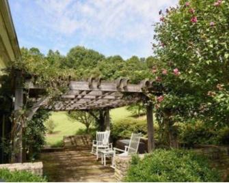 This working homestead is a destination not just a place to stay. - Sperryville - Patio