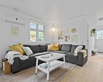 2 Bedroom Gorgeous Home In Ebeltoft - Ebeltoft - Obývací pokoj