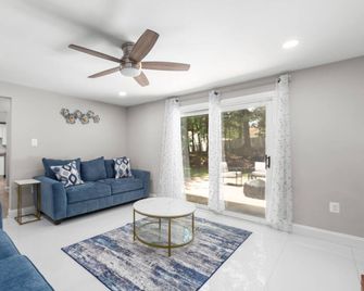 4-bedroom house in peaceful Fredericksburg VA with WiFi, AC Enjoy your stay - Fredericksburg - Living room