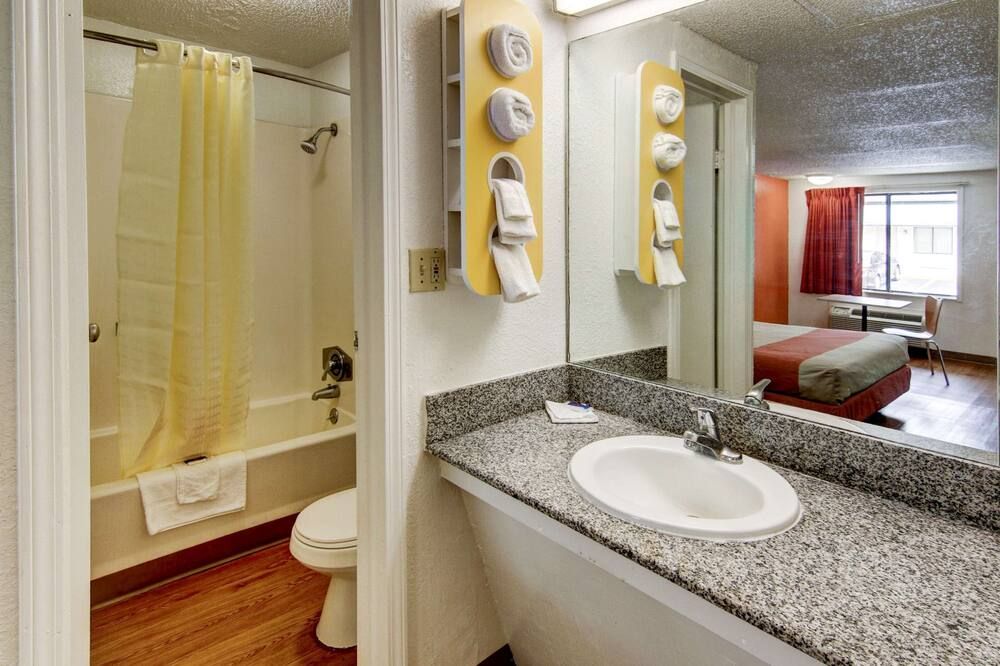 Motel 6-Union City, Ga - Atlanta Airport - Union City - Bathroom