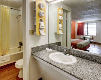 Motel 6-Union City, Ga - Atlanta Airport - Union City - Bathroom