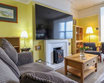 Beach Haven, Pet Friendly, Character Holiday Cottage In Aberystwyth - Aberystwyth - Living room