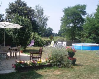 Spacious converted Barn - fully equiped - family friendly Gite sleeps 6 (Rose) - Noyant-Villages - Patio