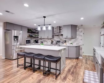 Lakefront Retreat: Hot Tub, Ev Charger, Gazebo, Dock & Outdoor Chimney! - Spotsylvania - Cocina