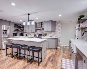 Rustic Lakeview Cabin: Gazebo, Chimney & Grill - Spotsylvania - Cocina