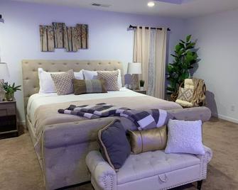 Cozy & Charming 4-bdr house, clubhouse, pool. Close to shops & 6mls to masters. - Grovetown - Schlafzimmer