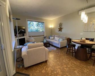 Welcome Kye Bay Nest at the beach - relax, restore, and explore. H820823952 - Comox - Living room