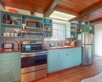 Dog-friendly ADU with a full kitchen & shared washer&dryer - near the water - Reedsport - Cocina