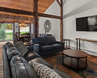 Charming Sugarbush Farmhouse Condo with Hot Tub Oasis - Warren - Living room