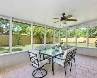 Serene at the Springs - New Reno & Tesla Charger - High Springs - Dining room