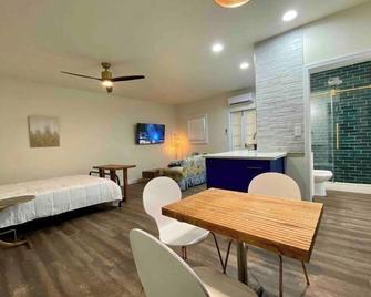 Stylist studio on Van Ness in the tower district - Fresno - Bedroom