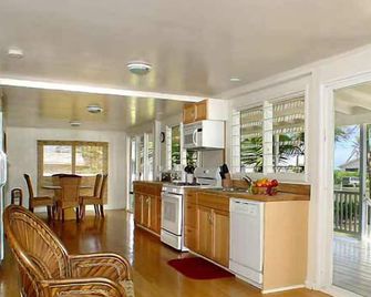 Tropical breezes, ocean view and sunny white sand beaches. - Kapaa - Küche