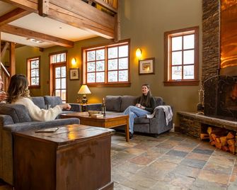 Copper Horse Lodge - Golden - Sala de estar