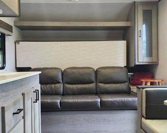 Cozy RV in our land with community private beach, fire pit, bring your boat. - Antioch - Sala de estar