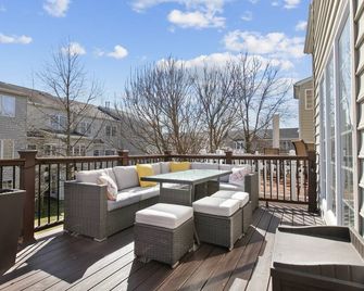 Chic Townhome - Garage, Chef's Kit - EZ 95 Access - Ellicott City - Balcón