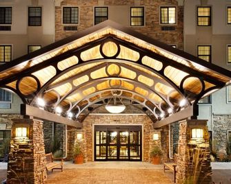 Suite with Roll-in Shower | Indoor Pool, Hot Tub - Dearborn - Bygning