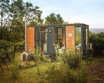Alpaca Tiny House with Vineyard Lakeside by Tiny Away - Strath Creek - Edificio
