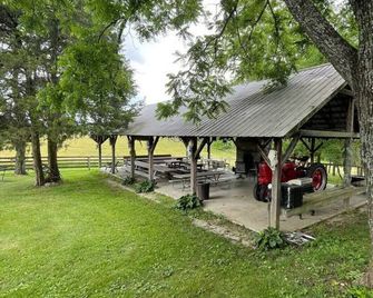Bourbon Trail Cabin on the Farm - Lawrenceburg