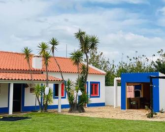 Cottage 'Casa 4' with Shared Pool, Private Terrace and Wi-Fi - Vila Nova de Milfontes - Gebäude