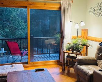 Ausable River waterfront 4-bed house in Grayling w/dock, patio, firepit, garage. - Grayling - Living room