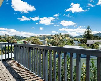 Dillon Darling - fun family bach - Waihi Beach - Balkón
