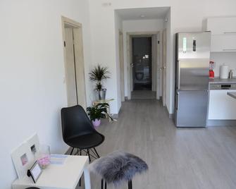 VILLA with 3 luxory rooms for rent with kitchen and laundry. on the main road. - Opuzen - Living room