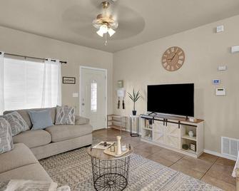 Cozy Point Retreat : Relax and Unwind in our Home - Homestead Meadows South - Living room